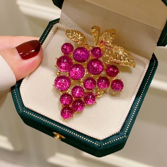VQ Grape Brooch - Picture 3 of 7